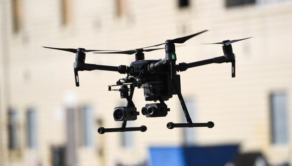 Se cree que tanto Kiev como Moscú están utilizando drones DJI en combate aunque la empresa mantiene que sus productos son para uso civil. (Photo by Robyn Beck / AFP)