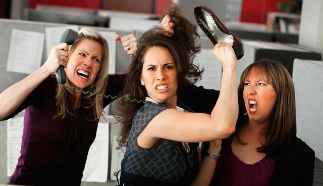 FOTO 6 | 6. El bravucón. En Estados Unidos le dicen bully. En nuestras pampas sería un “odioso” a secas.  Goza poniendo en ridículo a sus compañeros y sintiendo que tiene el control de la situación. Piensa que genera cómplices con los que ríe de sus pesadas bromas o chistes de mal gusto. Si su víctima de turno reacciona, corre el riesgo de quedar como el amargado de la oficina y por esto mismo la mayoría de las veces opta por el silencio, lo que termina por agrandar aún más a estos sujetos. Algo interesante a tener en cuenta es que los bravucones poseen una importante carencia de seguridad en sí mismos, que intentan compensar mediante la denigración a los demás.