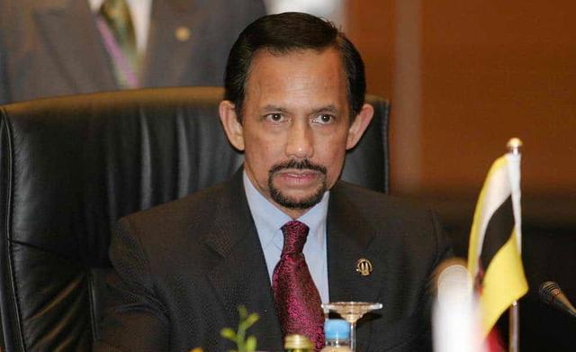 FOTO 3 | 3. El sultán de Brunei: Hassanal Bolkiah
Patrimonio neto: $20 mil millones (€18 mil millones). ¡Tan pequeño es Brunei como rico es su majestad el Sultán Hassanal Bolkiah!

Con una fortuna ganada de las vastas reservas de petróleo y gas natural de su país, él viene de una dinastía que se cree es una de las más antiguas todavía en existencia.

Su patrimonio neto a sido calculado en $20 mil millones y es dueño de una de las más grandes, más caras y más extrañas colecciones de coches del mundo. (Foto: imagemaker / Shutterstock.com)