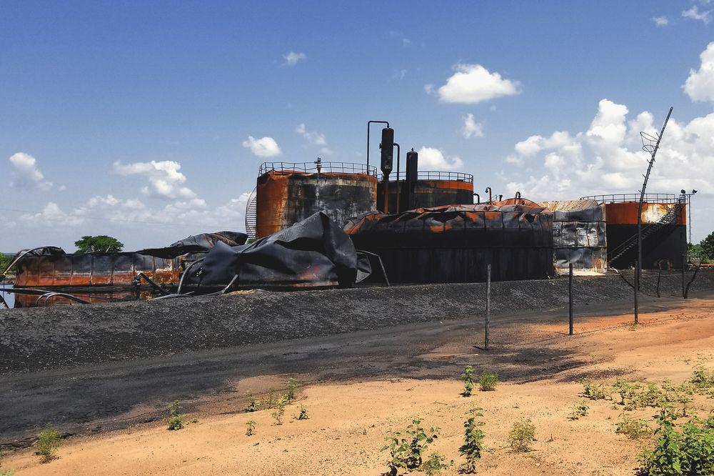 El desmoronamiento de la industria petrolera venezolana tras una mala gestión épica de los presidentes Nicolás Maduro y Hugo Chávez, exacerbado por severas sanciones estadounidenses, causó la crisis generalizada en el país.