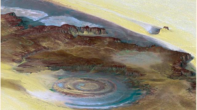 Richat, El ojo de África. Sólo los astronautas tienen el privilegio de poder observar esta inmensa estructura circular que se encuentra en el desierto del Sahara, (Mauritania). Estos tres anillos sobrepuestos, de 40 km de diámetro, solamente pueden verse 
