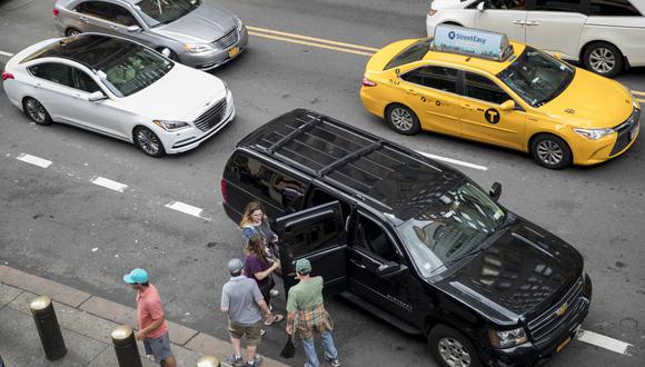 Unos 80,000 conductores trabajan para al menos una de las cuatro compañías vía aplicaciones de Nueva York, contra 13,500 choferes de taxis amarillos, según un estudio encargado por la TLC. (Foto: AP)