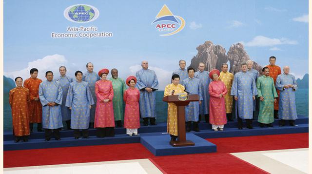 En la Cumbre del 2006 en Vietnam, los líderes posaron con un 'ao dai', traje tradicional vietnamita que representa nobleza y vitalidad.