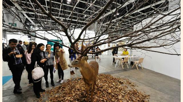 Escultura de un ciervo del que brotan ramas de árboles del artista Kim Myeongbeom. (foto: cnn)