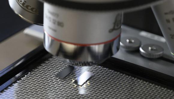Un chip fotónico para computación cuántica se encuentra bajo un microscopio en la empresa de tecnología Q.ant en Stuttgart, sur de Alemania, el 14 de septiembre de 2021. (Foto de THOMAS KIENZLE / AFP)
