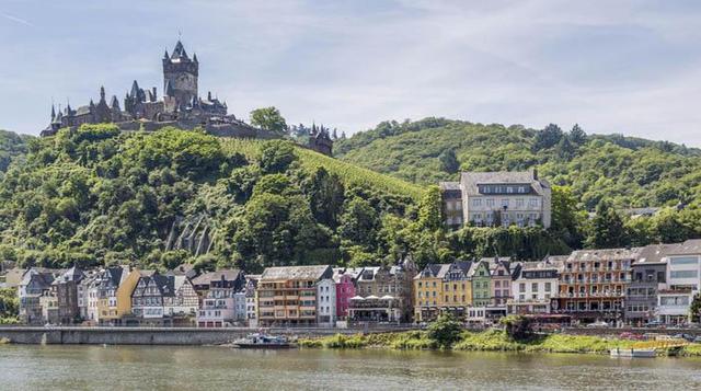 15. Cochem, Alemania. El castillo de Reichsburg corona una colina que ocupa parte del valle del río Mosela. Un bello edificio que vigila el no menos hermoso pueblo de Cochem, uno de esos lugares con encanto que no puedes dejar de visitar cuando te acerque