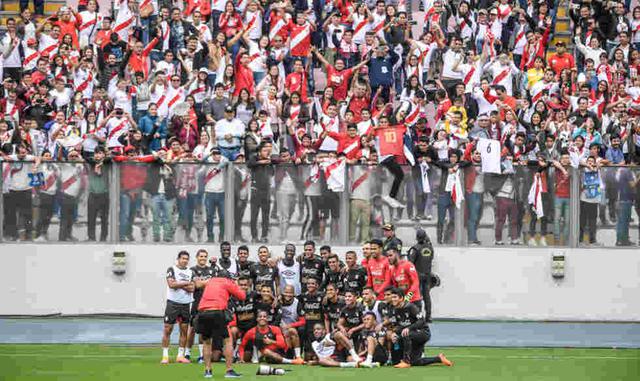 Los dirigidos por Ricardo Gareca posan con los hinchas de la Blanquirroja. (Foto: AFP)