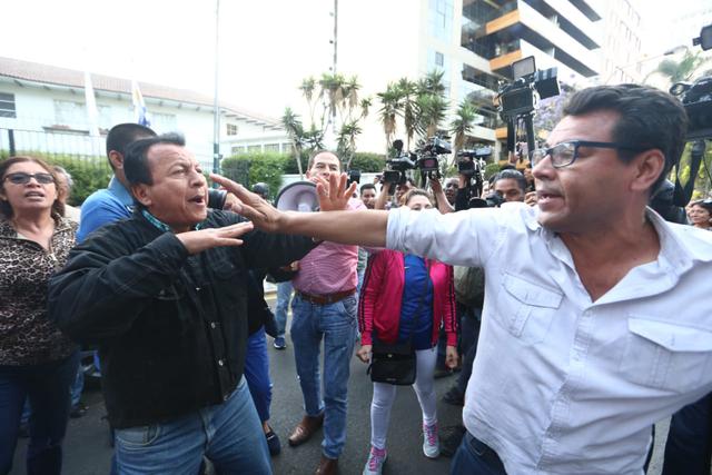 Simpatizantes apristas  se enfrentan con manifestante que protestan por el pedido de asilo del ex presidente. (Foto: Alessandro Currarino / USI)