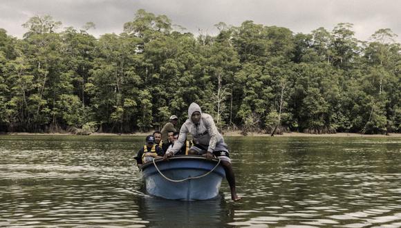 Migrantes llegan en lancha a Puerto Quimba, Panamá. (Foto: Bloomberg)