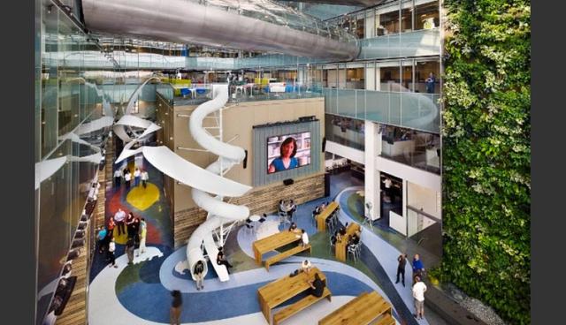 FOTO 20 |  20. Corus Quay, Toronto.

Este es uno de los sitios de trabajo más grandes de la lista, y parece que también es uno de los más divertidos. La empresa ocupa nada menos que unos 46.500 metros cuadrados de superficie, y su sede es conocida como el edificio más inteligente de Toronto, Canadá.

La construcción reúne a un personal de 1.100 personas, las cuales solían agruparse en 11 edificios separados, pero que ahora comparten un ambiente de oficina abierta con múltiples áreas sociales, incluyendo un atrio de cinco pisos con un tobogán de tres pisos y una cafetería encima de un par de estudios de televisión. (Foto: viralismo)