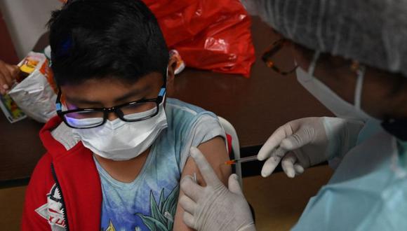 ¿Está de acuerdo en que estudiantes no vacunados recibas las dosis contra el COVID en sus aulas? (Foto: AFP)
