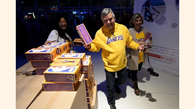 El mayor benefactor de la histórica carrera de 20 años de Kobe Bryant podría ser la familia Buss, que posee el 70% de la propiedad de Los Angeles Lakers, equipo que firmó un acuerdo de televisión por 20 años con Time Warner en el 2011 por un valor de US$ 