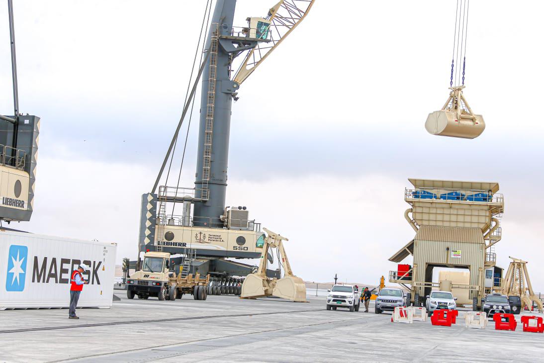 El concesionario adquirió dos grúas móviles con una capacidad de carga de 140 toneladas para el modernizado puerto de Ica. (Foto: MTC)