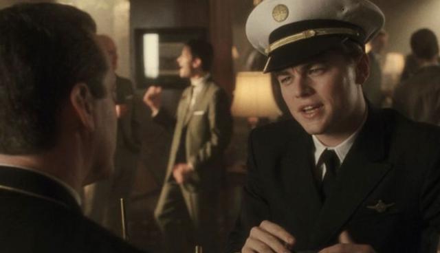 FOTO 10 | Atrápame si puedes (Catch Me If You Can, 2003). Basada en una historia real, Atrápame si puedes ejemplifica el viaje empresarial. El personaje principal, Frank Abagnale, es un estafador que ganó millones antes de cumplir 19 años y se hizo pasar por un piloto de avión, médico, abogado y profesor de historia. Si bien las tendencias de estafa de Abagnale no deberían ser replicadas, aquí hay algunas ideas maravillosas para el emprendedor aspirante.

Abagnale supo crear nuevas oportunidades a partir de malas situaciones. Logró un éxito tremendo en entornos difíciles y bajo mucho estrés. La película también aborda temas empresariales como la resolución creativa de problemas, la perseverancia, las técnicas de ventas personales y la búsqueda de fuentes de financiamiento.