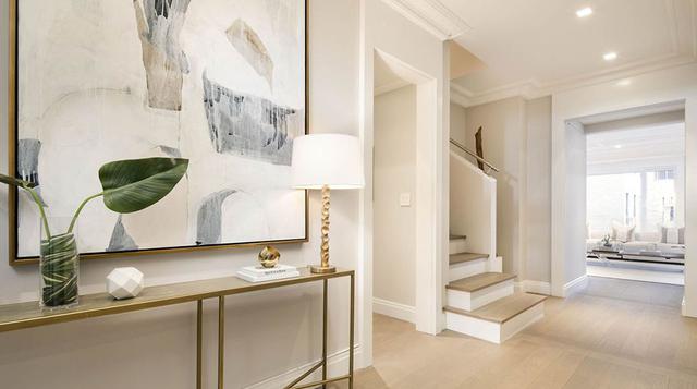 La suite principal está ubicada en el piso del medio, dijo Rice, porque “suponiendo que uno recibe visitas, un argumento a favor es que uno quiere que los cuartos de los niños estén lo más lejos posible del ruido”.