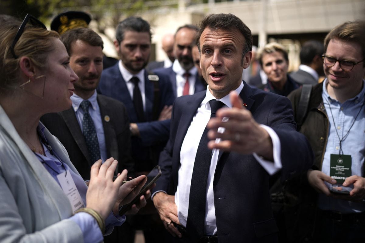 Emmanuel Macron sows reconciliation and collects pans