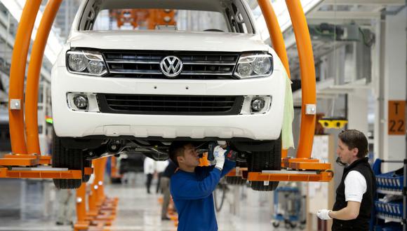 Escasez de ingenieros dificulta a Volkswagen cumplir con nuevas reglas anticontaminación