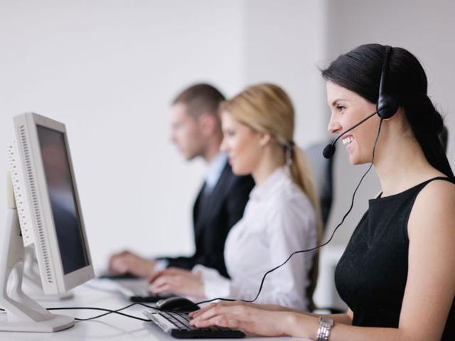 La pantalla, a una distancia prudencial. La pantalla no puede estar muy lejos de ti para que no tengas que forzar la vista, pero tampoco muy cerca. Una pantalla de tamaño medio, unas 19-21 pulgadas, debe estar a un mínimo de 40 centímetros de distancia de