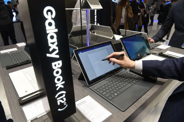 Un asistente prueba la Galaxy Book en el stand de Samsung. (Foto: AFP)