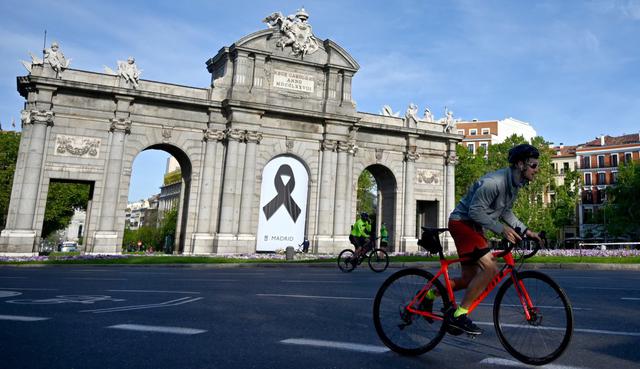 Personas en España son vistas este 2 de mayo de 2020 andar en bicicleta en Madrid. (Gabriel BOUYS / AFP).