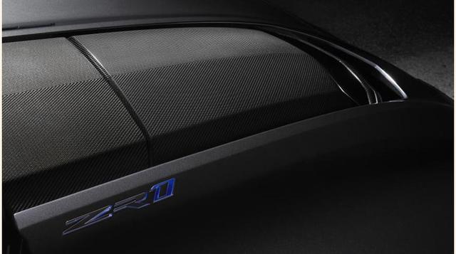 FOTO 6 | El 'domo' del capo fue eliminado. Así es, ahora la parte superior del motor sobresale por la apertura, resaltando su monstruosa potencia y moderna tecnología a través de su cobertor fabricado en fibra de carbono.