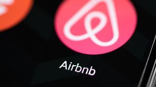 Acciones de Airbnb caen por previsiones sobre menor demanda de viajes en EE.UU.