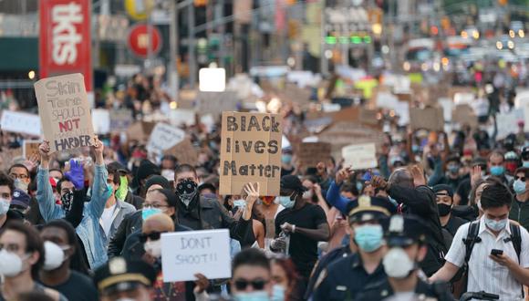 Varios sellos discográficos prominentes organizaron para el martes “Black Out Tuesday” mientras las protestas violentas estallaban alrededor del mundo en respuesta a la muerte de Floyd, Ahmaud Arbery y Breonna Taylor. (Photo by Bryan R. Smith / AFP)
