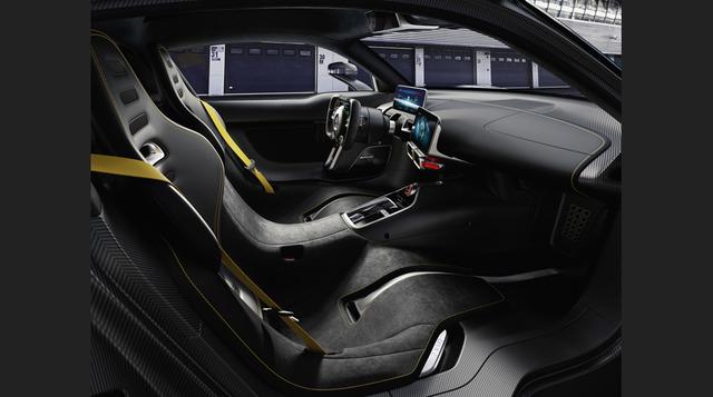 FOTO 7 | Podríamos decir que se trata de un Fórmula 1 biplaza. Todos los elementos del interior tienen una función, no hay nada decorativo. El monocasco integra los asientos de fibra de carbono, en los que solo es regulable la inclinación del respaldo. (F