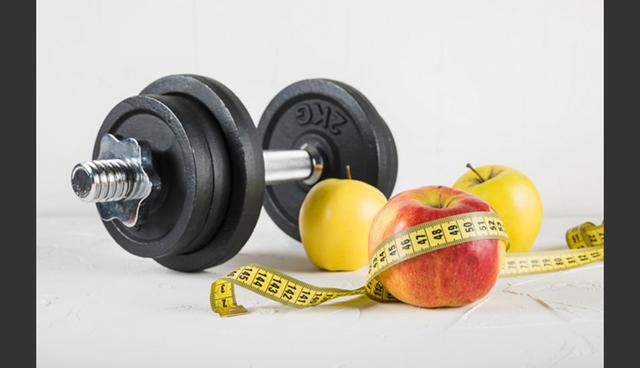 FOTO 4 | 4. Anunciar un Programa Fitness al inicio del 2019. En 2017, expertos de la Clínica de Obesidad del Hospital Juárez de México indicaron que durante el maratón Guadalupe-Reyes, los mexicanos subieron entre 3 y 5 kilos. Para ayudar a los empleados a recuperar su peso de una forma divertida, se puede implementar un Programa Fitness en las instalaciones laborales.

Jesús Grovas explica que “ligar los resultados físicos de los empleados con recompensas y experiencias tangibles en el trabajo es una forma de motivarlos y de demostrar la preocupación de la empresa por promover su bienestar”. El programa puede consistir en algo sencillo. Por ejemplo, hacer clases semanales en la oficina de yoga, spinning o hasta inscribirse a un club de corredores los fines de semana.
(Foto: Freepik)