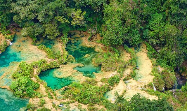 FOTO 1 | Ir a nadar y explorar cuevas en las piscinas naturales en Semuc Champey, Guatemala.