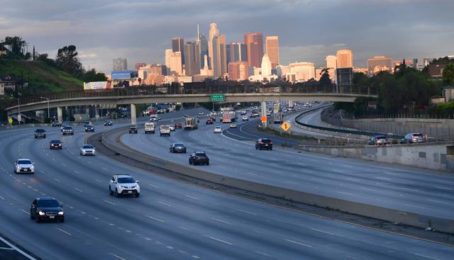 Se observa con mucho menos tráfico una autopista en Los Ángeles, California, el 20 de marzo de 2020. (AFP).