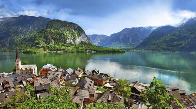 11. Hallstatt, Austria. Un pueblo medieval digno de cuento, así podríamos definir Hallstatt, una localidad que descansa a la vera de un lago y que vigilan las montañas del distrito de Salzkammergut. Su plaza mayor rodeada de fachada de enredaderas y flore