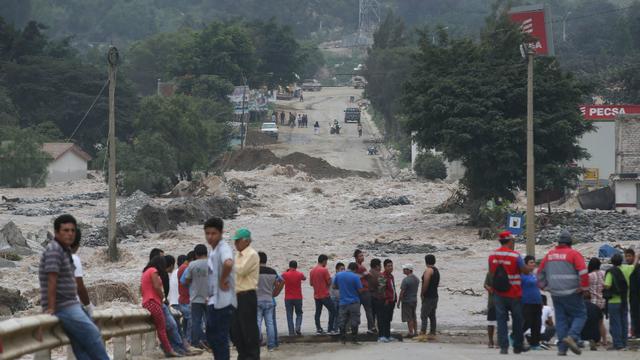 Los vecinos de Ricardo Palma observan atónitos la furia de la naturaleza. El huaico dejó 200 mentros de inundación, restringiendo el acceso de vehículos, según la Policía Nacional del Perú.