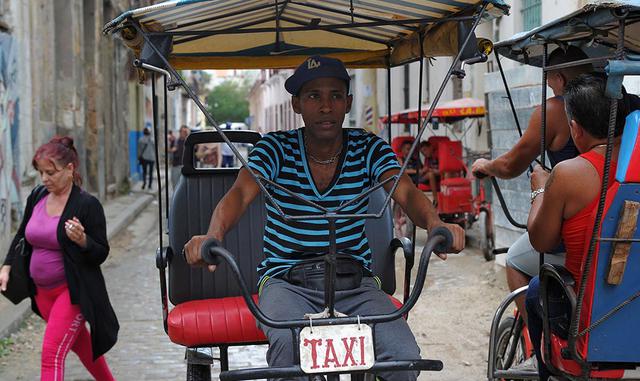 Entretanto, las matrículas universitarias descienden. En 2009-2010 se inscribieron 606,863 estudiantes, en el de 2014-2015 fueron 173,298, según la Oficina Nacional de Estadística.