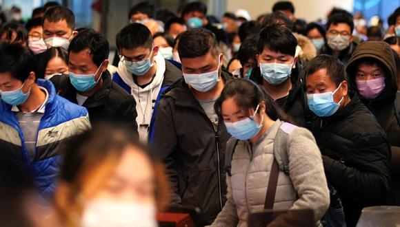Los pasajeros con máscaras faciales llegan a una estación de ferrocarril en Wuhan este sábado 28 de marzo de 2020. (Reuters).