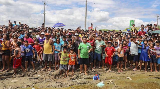 La población piurana estuvo a la espera de la presencia de PPK a pesar del intenso sol en la zona.