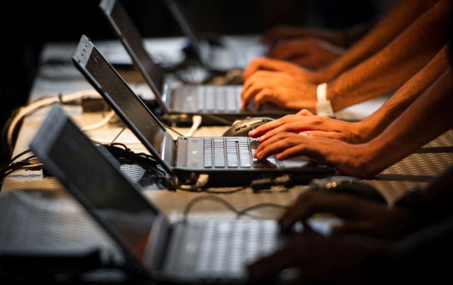 DL 1246 se refiere a las medidas de simplificación administrativa. 1. Interoperabilidad gratuita y progresiva entre entidades públicas: identificación y estado civil; antecedentes penales, judiciales y policiales; grados y títulos; vigencia de poderes y d