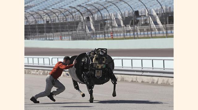 Un robot LS 3 (Legged Squad Support System) es empujado para que retorne a la pista donde compite con otros robots en una competencia de alta velocidad. (Foto: Reuters)