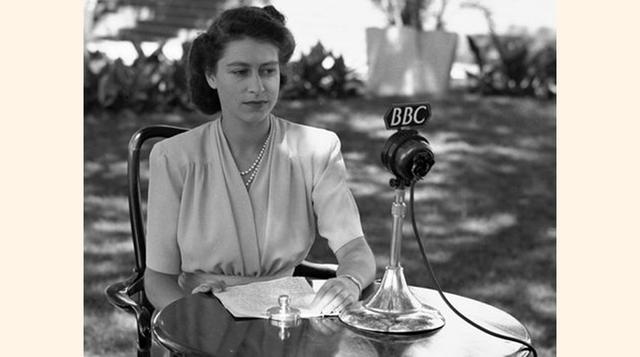 Isabel estaba en Kenia cuando su padre murió mientras dormía en febrero de 1952. Estaba alojada en el hotel Treetops, haciendo honor al dicho de "acostarse como una princesa y despertarse como una reina". Volvió al Reino Unido y fue coronada el 