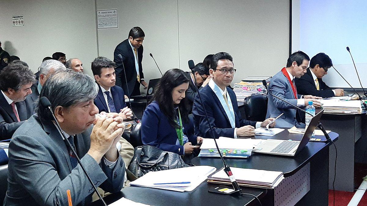 Daniel Linares Prado (lado izquierdo de la fotografía) reclamó que se le privó de su libertad por una deducción. (Foto: Difusión)