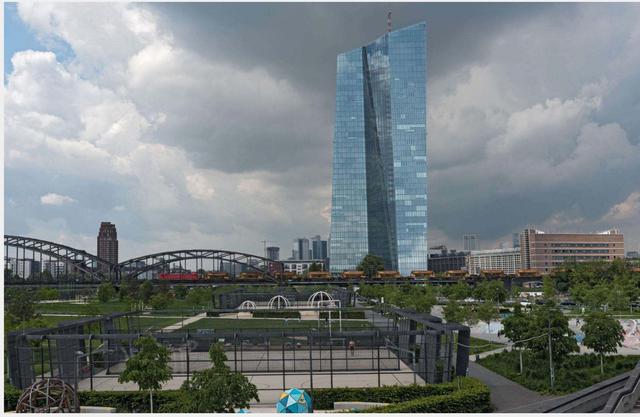 FOTO 2 | LA SEDE DEL BANCO CENTRAL EUROPEO, FRÁNCFORT : 1.7 MIL MILLONES DE DÓLARES. 
Afectada por una serie de problemas de construcción y demoras, la nueva sede del Banco Central Europeo ubicada en Fráncfort rebasó enormemente su presupuesto ya que el costo total del complejo de rascacielos llegó a 1,6 mil millones de dólares (£1,2 mil millones) al terminarse en 2013.