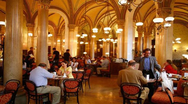 Café Central, Austria, Viena. Ningún viaje a Viena estaría completo sin un café en esta legendaria cafetería, fundada en 1876, y lugar predilecto de Sigmund Freud y León Trotsky. Sí, en estos días es principalmente un lugar concurrido por turistas que se 