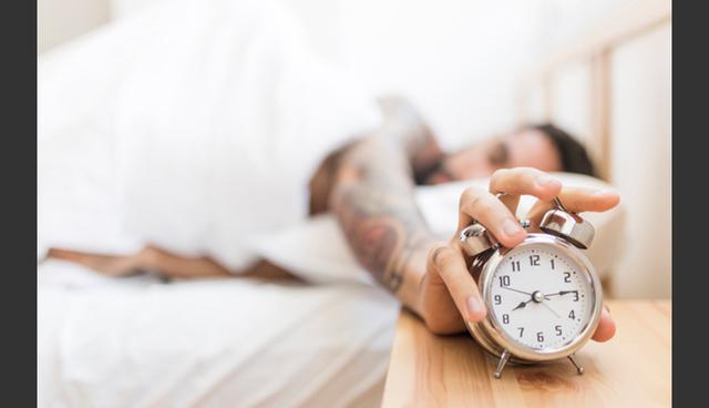 FOTO 3 | 3. Llegar tarde
Ser crónicamente impuntual puede interferir con tus relaciones personales y profesionales, pues te hace parecer desorganizado o, peor aún, irrespetuoso.

Al mismo tiempo, un texto a menudo citado de Diana DeLonzor, autora de Never Be Late Again, arroja algo de luz sobre los aspectos más destacados de la tardanza. Como The New York Times dice:


"Muchas personas tienden a ser optimistas y poco realistas", dijo, y esto afecta su percepción del tiempo. Realmente creen que pueden salir a correr, recoger su ropa de la tintorería, comprar comida y dejar a los niños en escuela en menos de una hora”.

En otras palabras, las personas tardadas esperan lo mejor, lo que puede ser un arma de doble filo en la vida cotidiana. (Foto: Freepik)