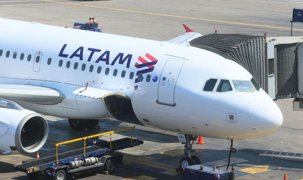 Latam ofrece vuelos entre las principales ciudades de América del Sur y EE.UU., así como rutas domésticas dentro de Chile, Brasil, Colombia, Perú, Argentina y Ecuador.