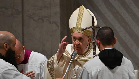 El Papa Francisco gesticula durante las Vísperas de fin de año y la oración del Te Deum en la Basílica de San Pedro en el Vaticano el 31 de diciembre de 2022. (Foto de Filippo MONTEFORTE / AFP)