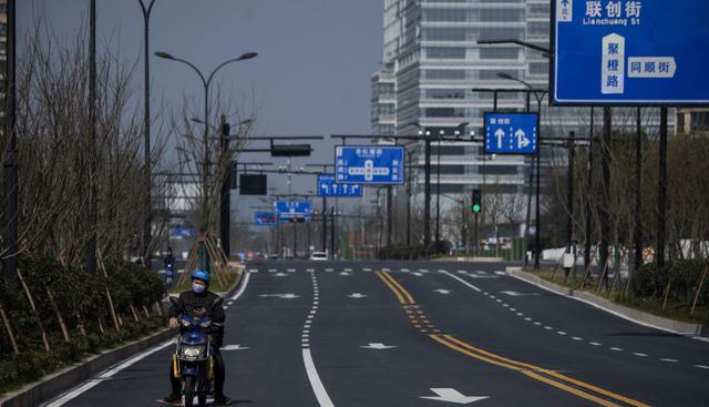 Solo una motocicleta se ve en una calle vacía de Hangzhou, al sureste de Shangái.  (AFP).