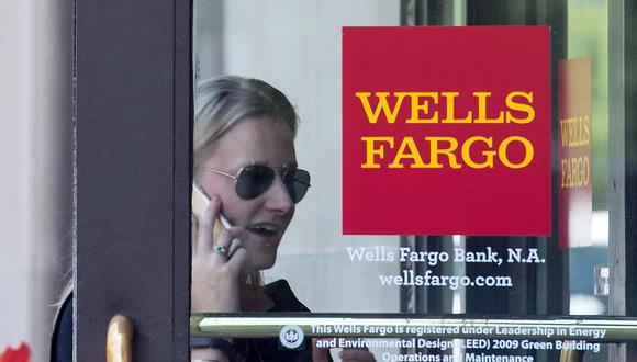 En esta foto de archivo tomada el 27 de mayo de 2016, una mujer entra a un banco Wells Fargo en Washington, DC. (Foto de Nicolás Kamm / AFP)