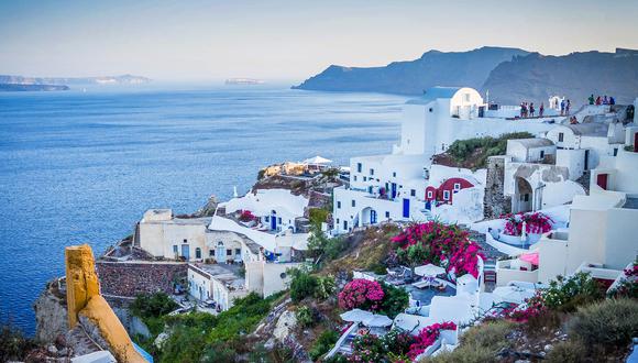 Famoso por sus casitas blancas y azules apostadas sobre el acantilado, Santorini es el destino más deseado de las islas Cícladas, donde la puesta de sol es imprescindible y disfrutarla sin siquiera salir de su alojamiento es un regalo de los dioses.