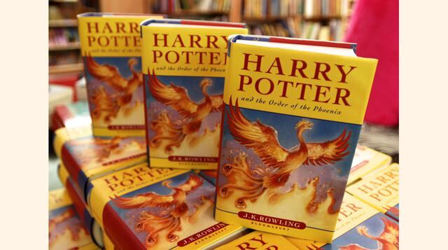 Harry Potter (de J.K. Rowling). 400 millones de copias. Es una heptalogía de novelas fantásticas, en las que se describen las aventuras del joven aprendiz de mago Harry Potter y sus amigos Hermione Granger y Ron Weasley durante los siete años que pasan en