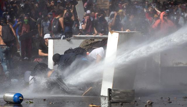 Del total de las detenciones del martes, 592 ocurrieron bajo la vigencia del toque de queda, que se reprodujo en muchas zonas del país. (Foto: AFP)